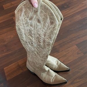 Old Gringo cream colored boots. These were limited edition. Size 9 pointed toe